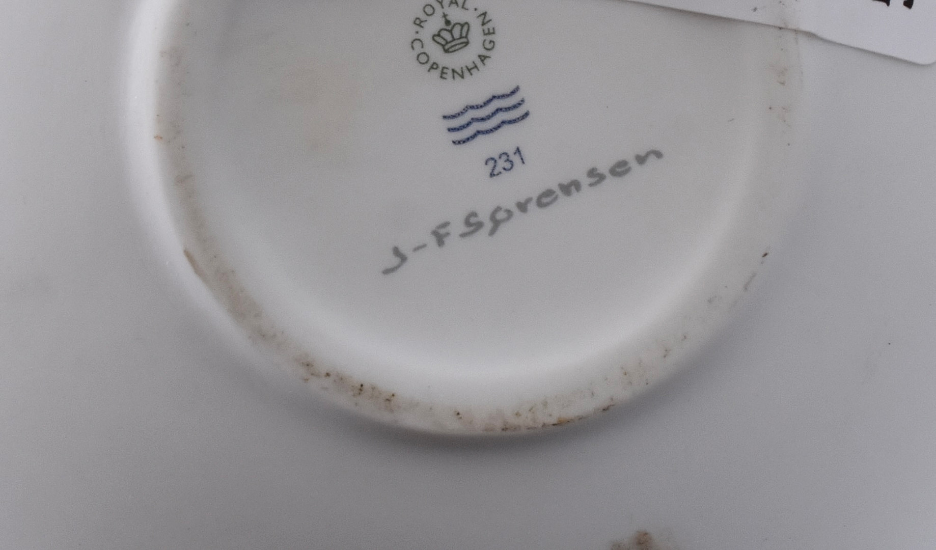 SKULPTUR ( GLOBE ) SAMT BURK MED LOCK, porslin.