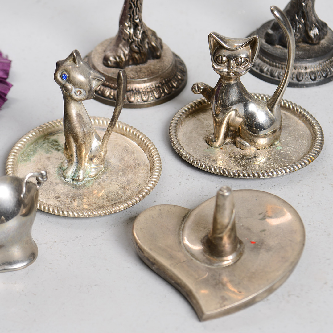 SMYCKESSTÄLL & RINGHÅLLARE, 8 delar, metall, bland annat Cypern, 1900-talets andra del.