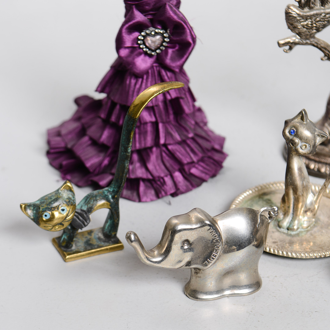 SMYCKESSTÄLL & RINGHÅLLARE, 8 delar, metall, bland annat Cypern, 1900-talets andra del.