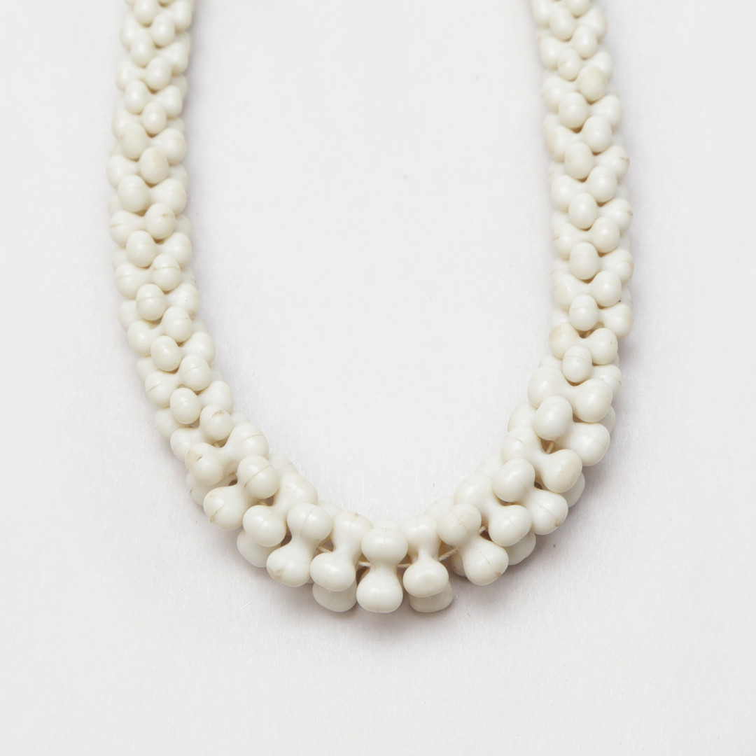 HALSBAND, sannolikt plast.