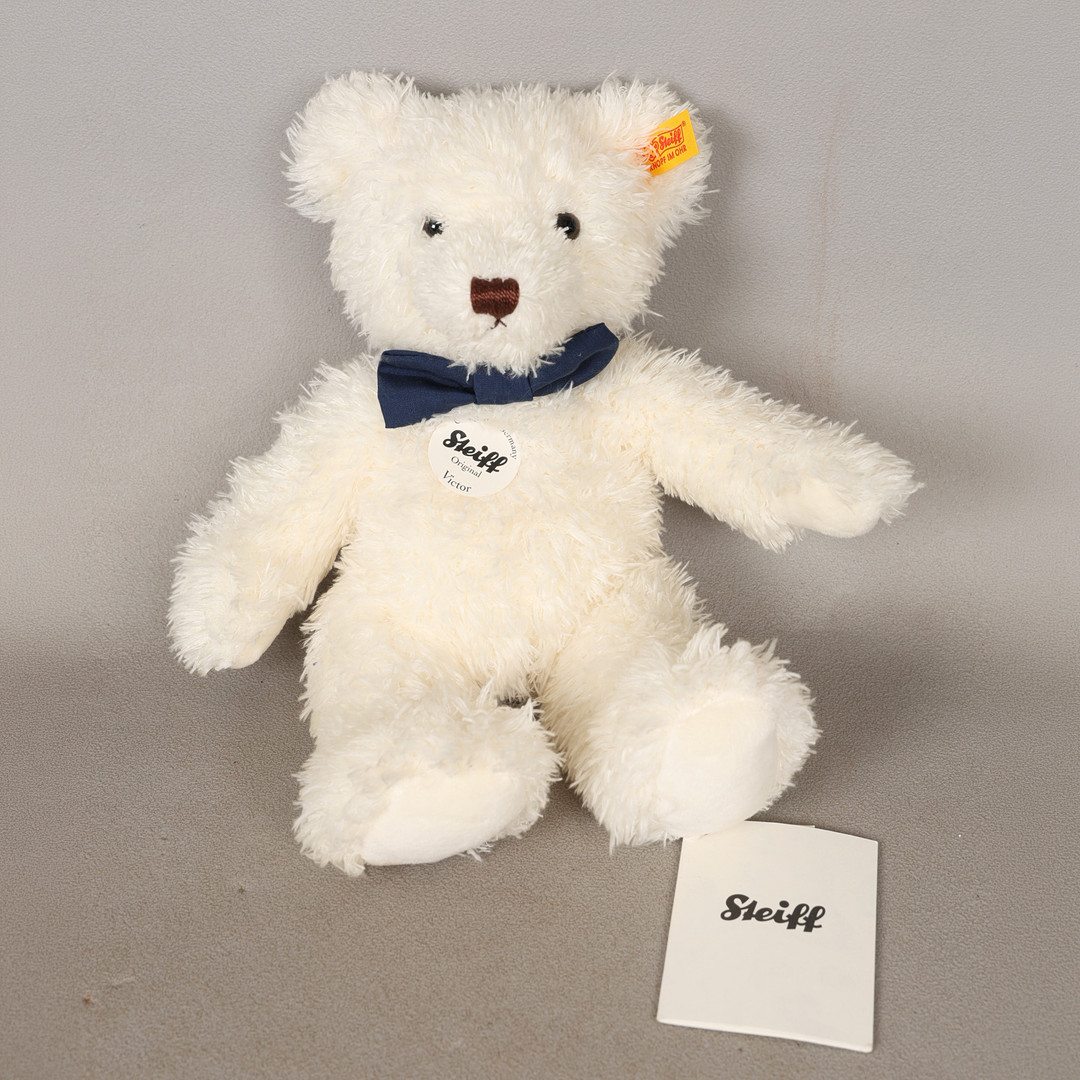 A STEIFF TEDDY BEAR 'VICTOR'.