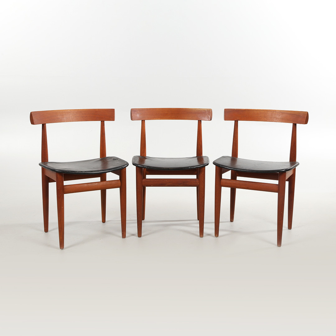 HANS OLSEN (1919-1972) FOR FREM RØJLE. Et sæt på tre firebenede "Roundette" stole af teaktræ, ca. 1960 (3).