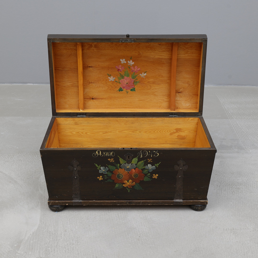 KISTA, trä med smidesbeslag, daterad 1943.