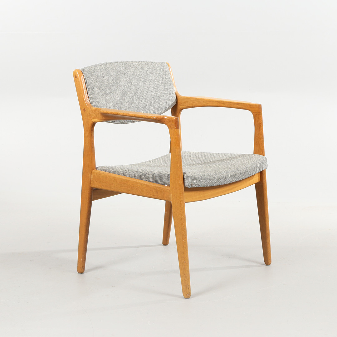 ERIK BUCH. Ørum Møbelfabrik. Armstol af massivt egetræ, 1960'erne.