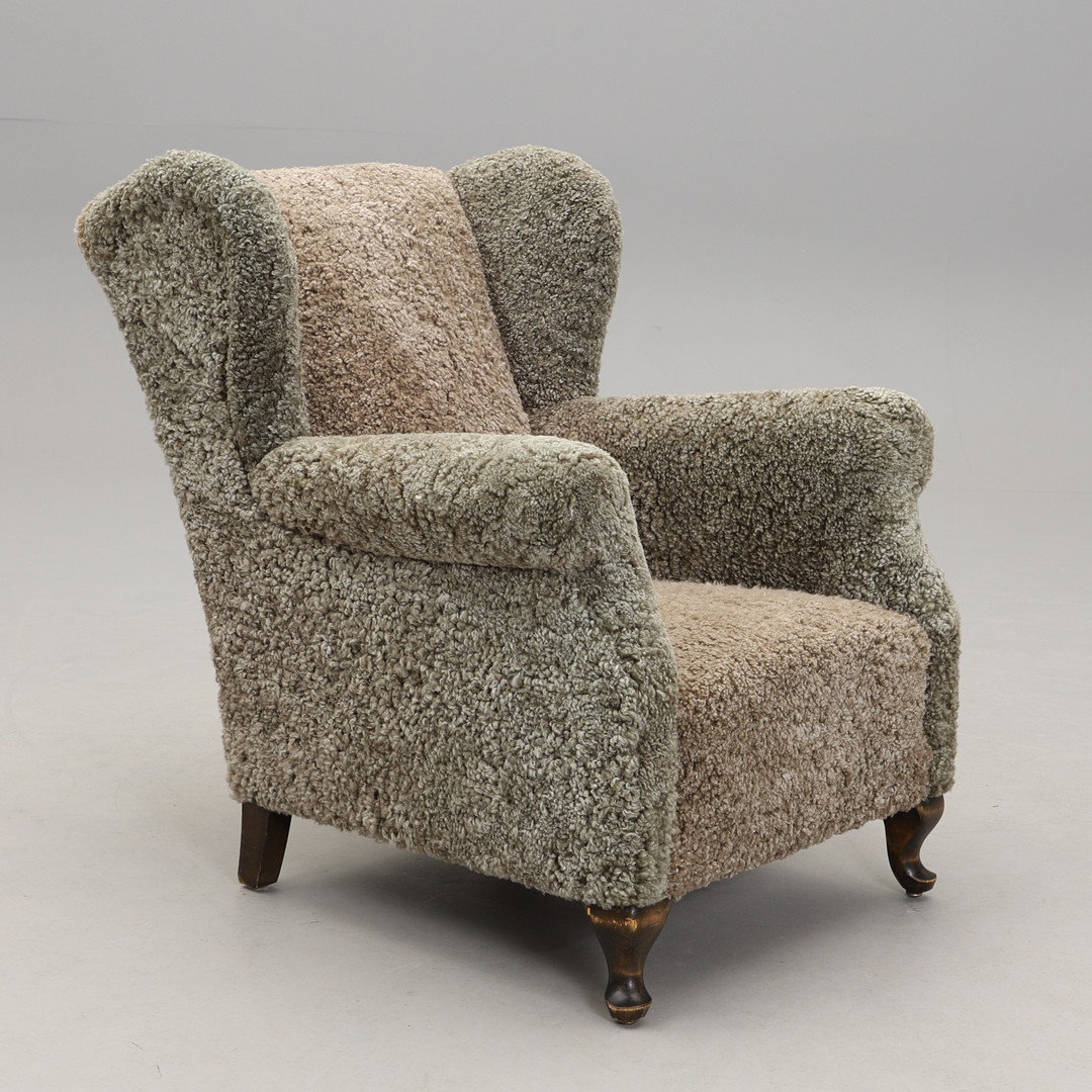 ÖRONLAPPSFÅTÖLJ, fårskinnsklädsel, 1930/40-tal.