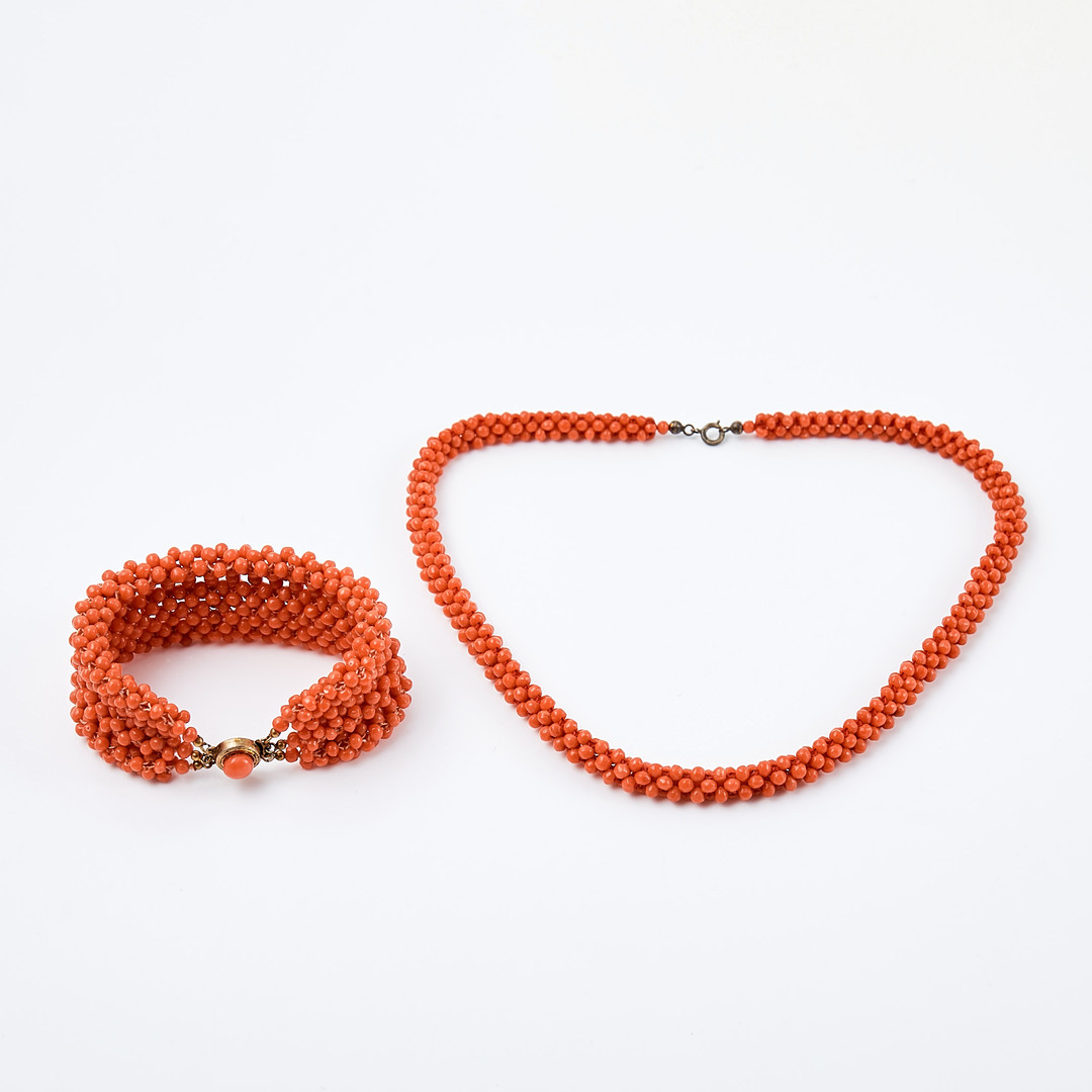 GARNITYR, 2 dlr, collier samt armband, korall.