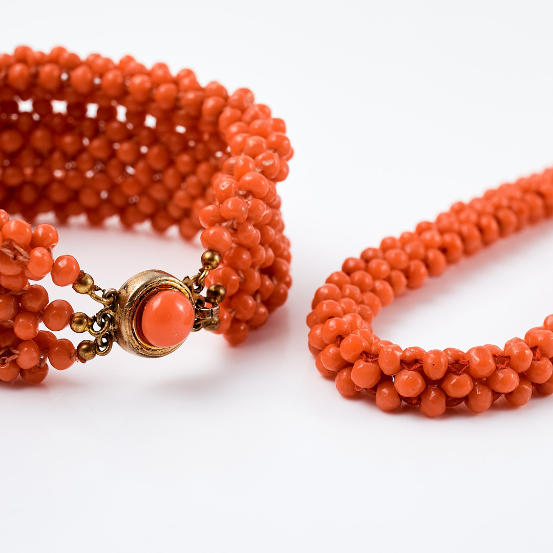GARNITYR, 2 dlr, collier samt armband, korall.