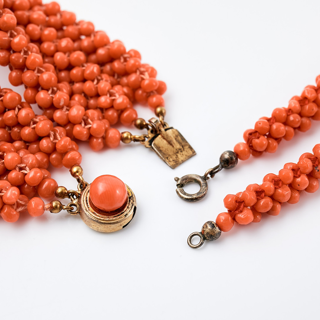 GARNITYR, 2 dlr, collier samt armband, korall.