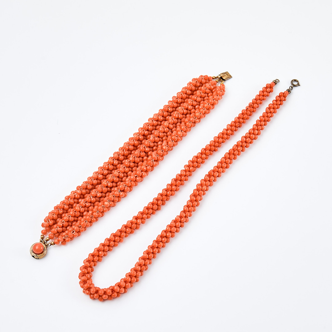 GARNITYR, 2 dlr, collier samt armband, korall.