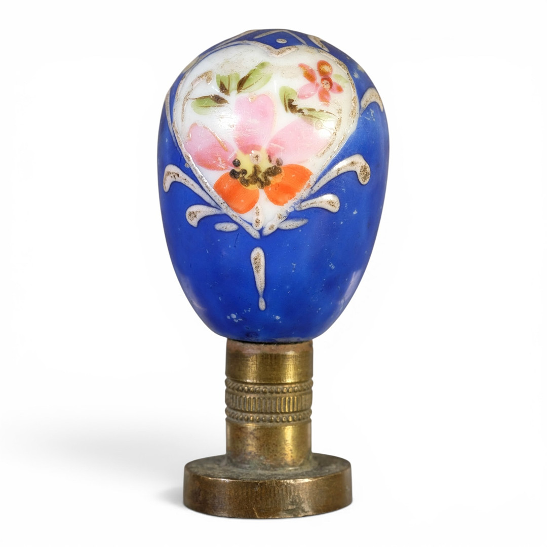 Lacre en porcelana pintada y metal.