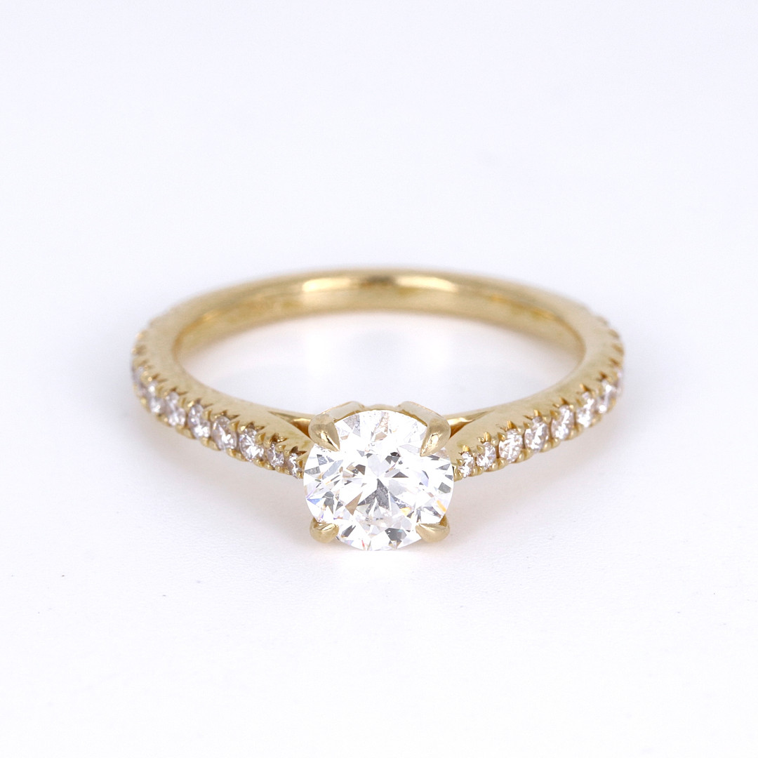 18CT GOLD DIAMOND SOLITAIRE RING.