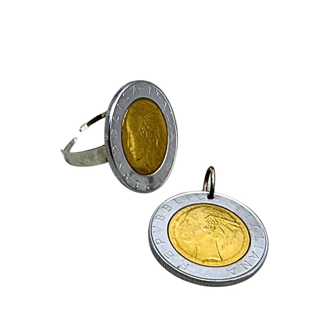 MÜNZANHÄNGER UND MÜNZRING AUS ZWEI 500-LIRA MÜNZEN, PRÄGEJAHR 1985 UND 1987.