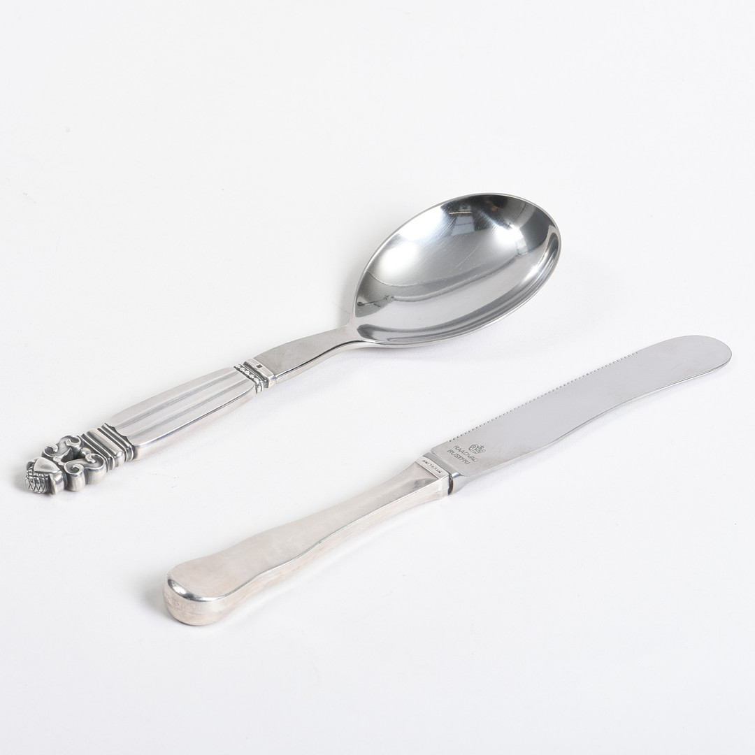 GEORG JENSEN. Acorn serveringsske med Hans Hansen kniv. Sterlingsølv / stål (2).