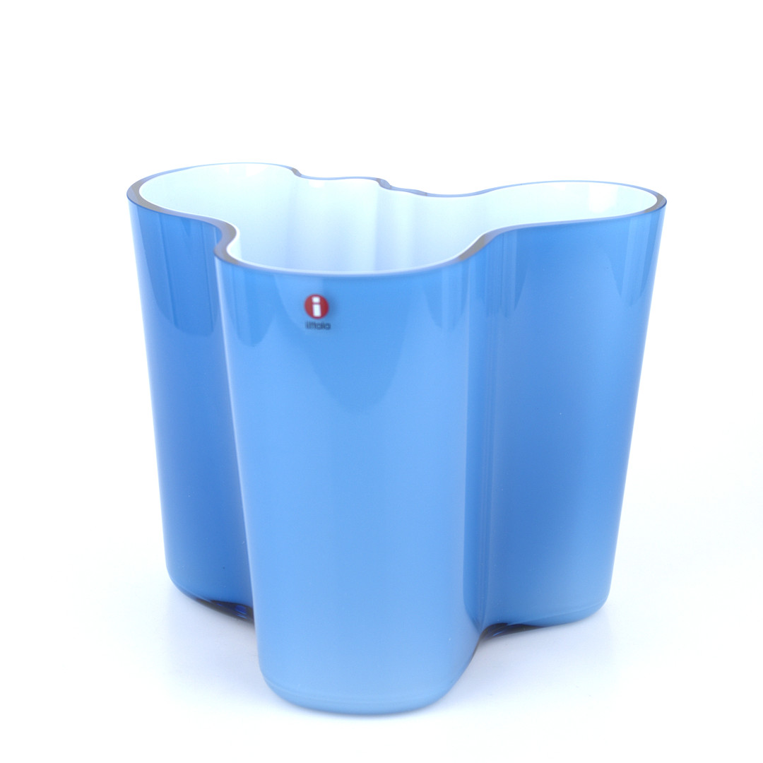 ALVAR AALTO. Vas, "Savoy", limited edition, blått glas med vit insida, IIttala.