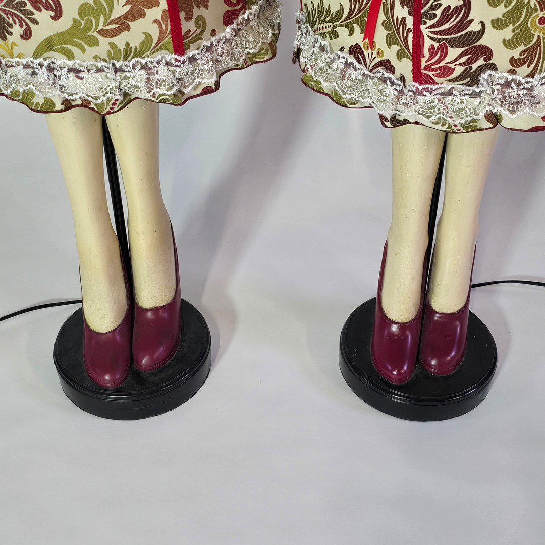 Zwei Tischlampen, mit Beinen mit roten High Heels.