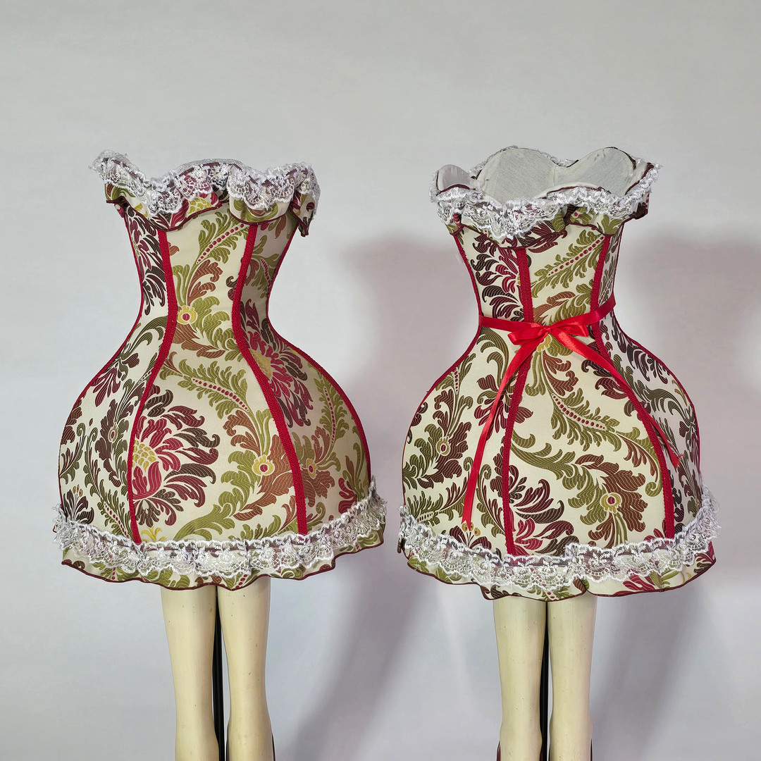 Zwei Tischlampen, mit Beinen mit roten High Heels.