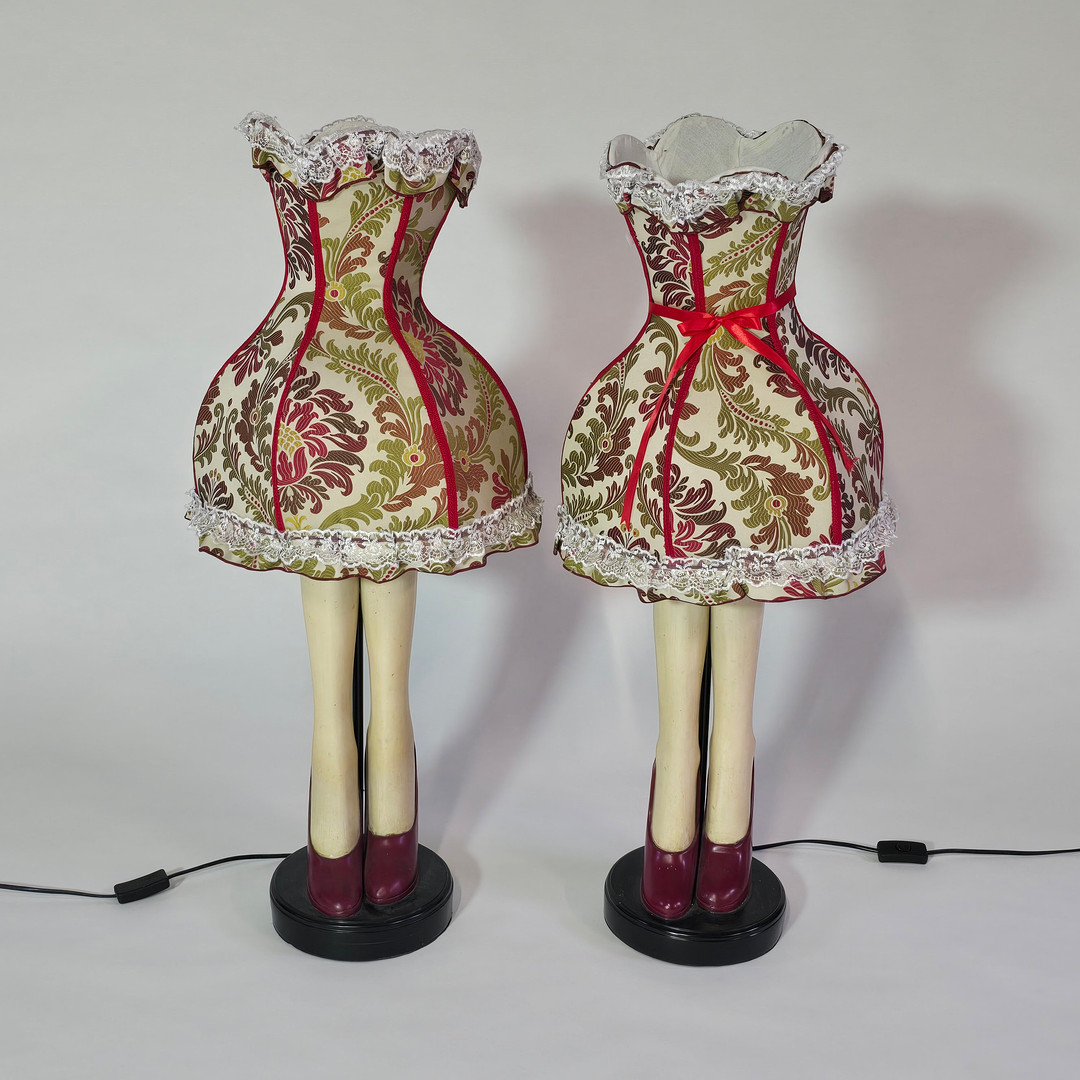 Zwei Tischlampen, mit Beinen mit roten High Heels.