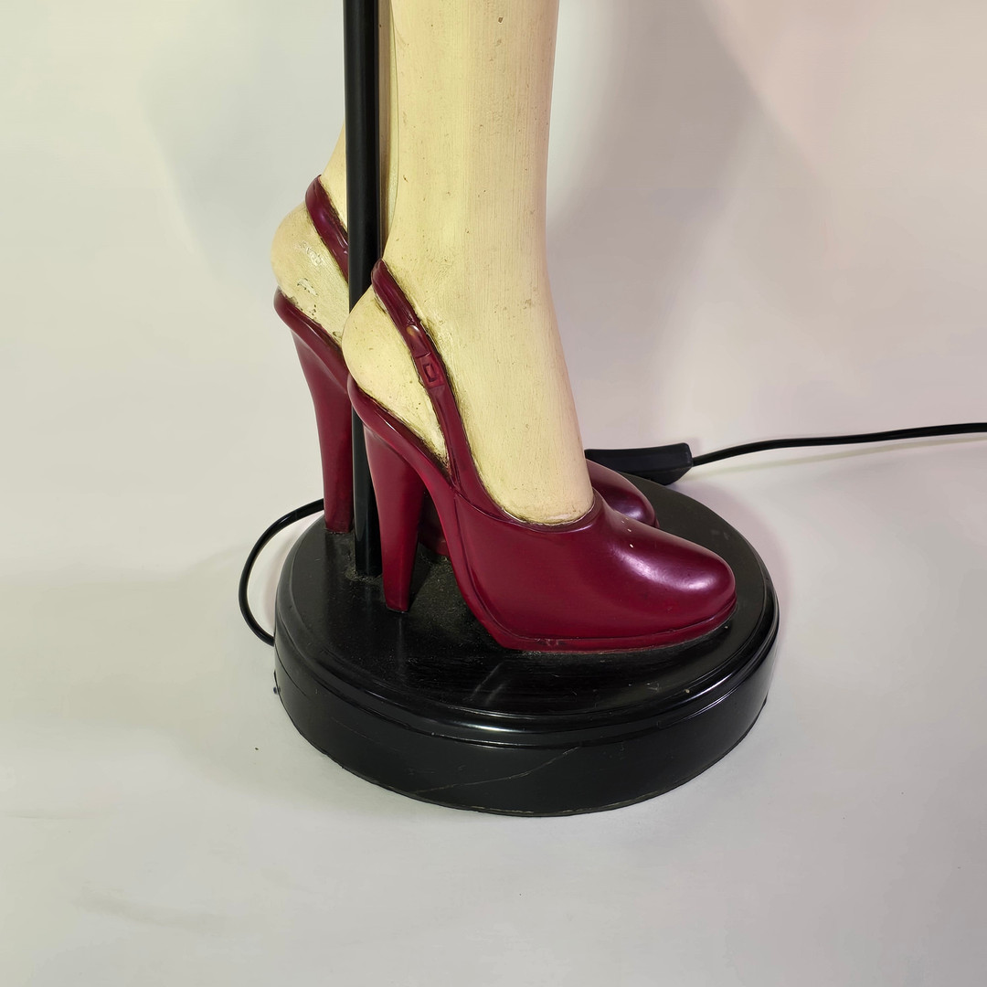 Zwei Tischlampen, mit Beinen mit roten High Heels.