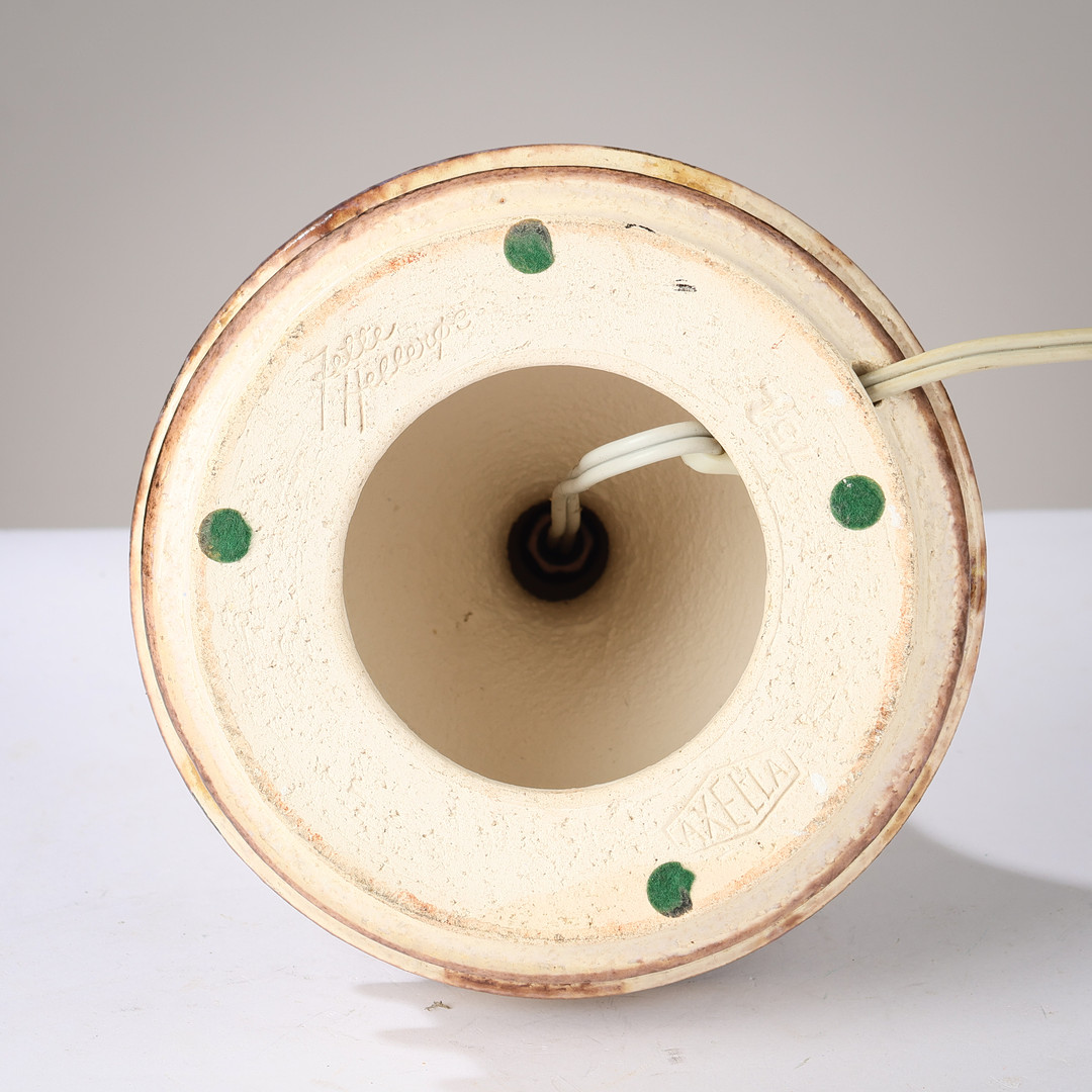 JETTE HELLERØE (F.1940): Bordlampe af glaseret stentøj, modelnr. 752, Axella, Danmark, 1970'erne.