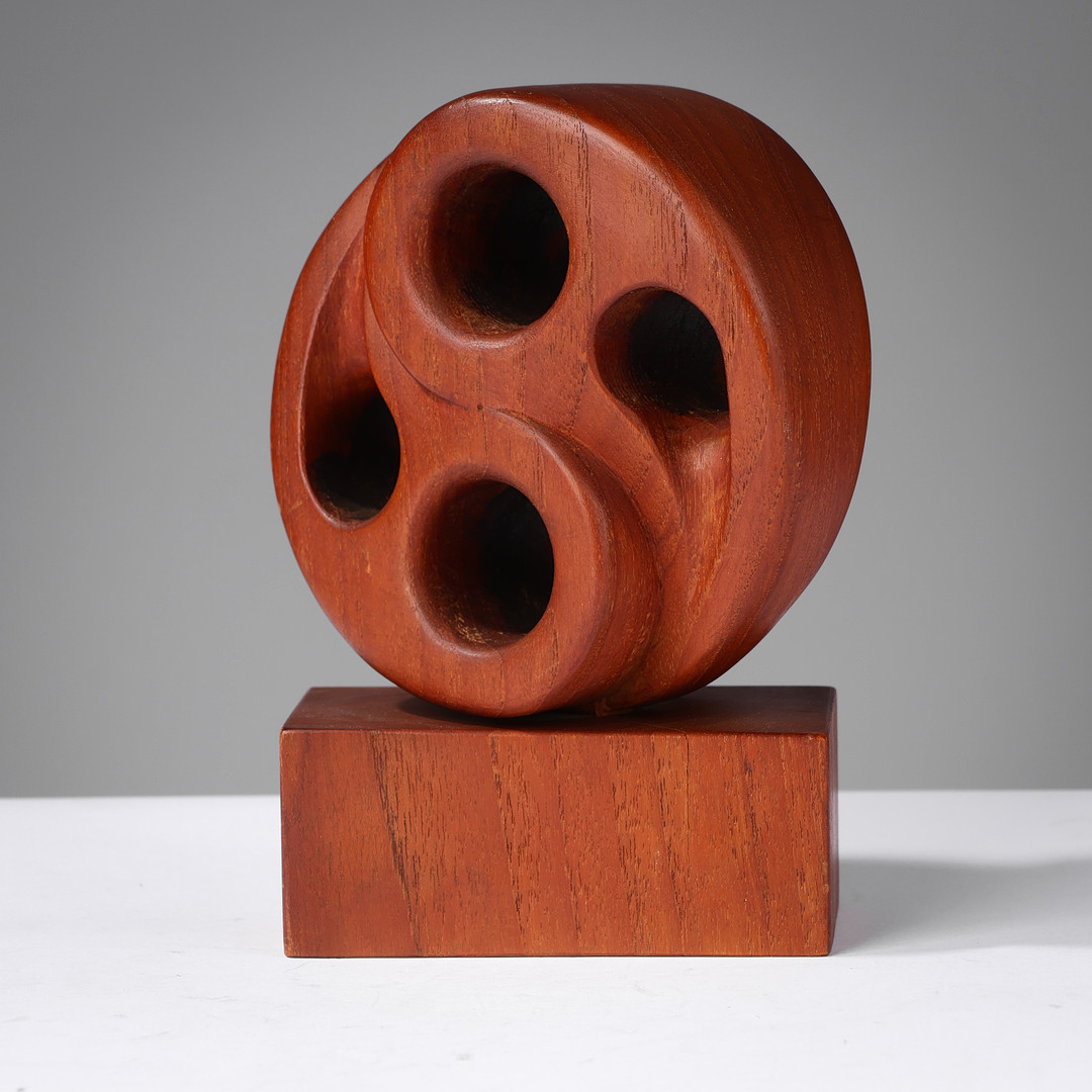 Perforeret skulptur af massivt teaktræ udskåret som Yin & Yang symbol, antageligt dansk formgiver, 1950/60'erne.