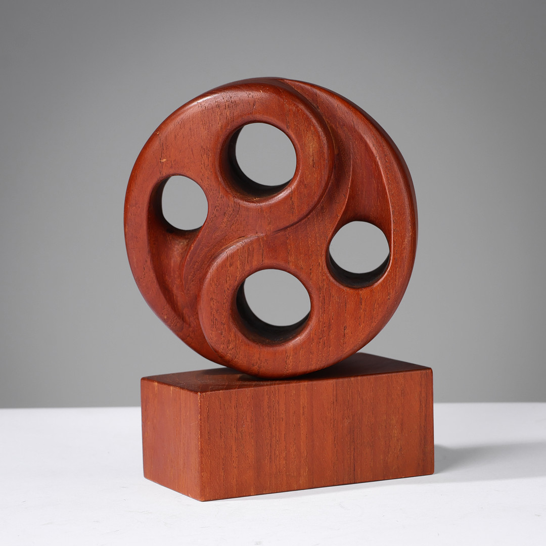 Perforeret skulptur af massivt teaktræ udskåret som Yin & Yang symbol, antageligt dansk formgiver, 1950/60'erne.