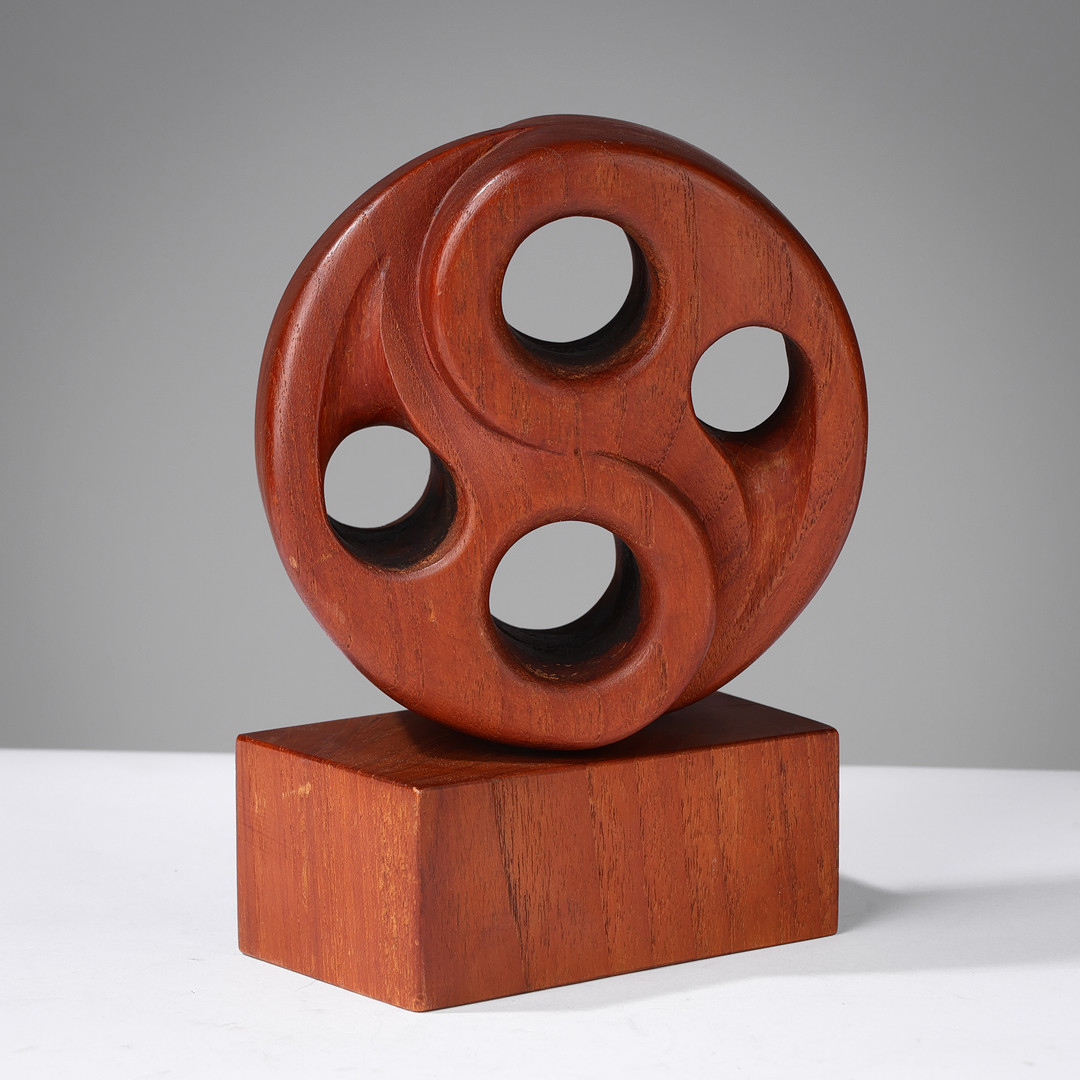 Perforeret skulptur af massivt teaktræ udskåret som Yin & Yang symbol, antageligt dansk formgiver, 1950/60'erne.