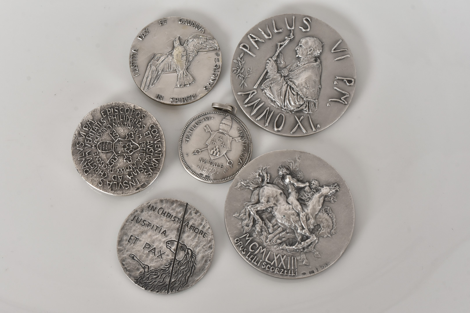 PÅVLIGA MEDALJER, 5 st, 800/1000 silver.