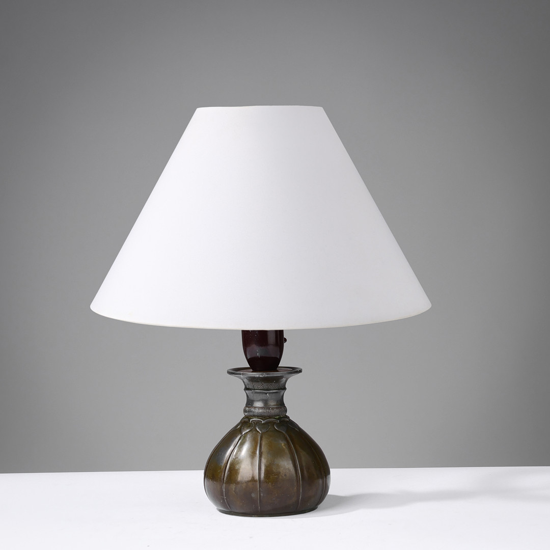 JUST ANDERSEN (1884-1943). Bordlampe af diskometal mærket Just Andersen, model D88, Danmark, formgivet 1926-29.