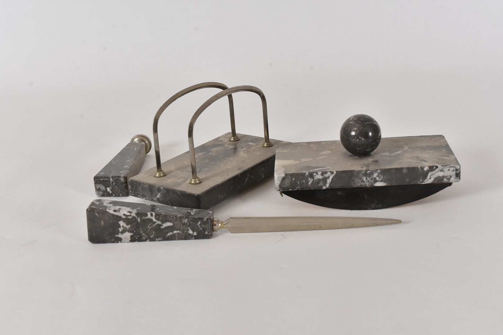 SKRIVSET, marmor. 4-delar, 1900-tal.