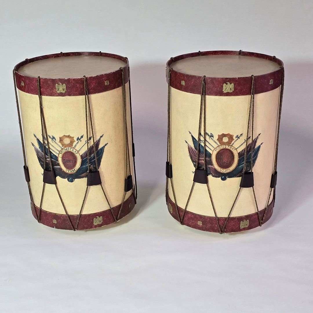 Zwei Vintage-Hocker/Beistelltisch, in Form einer Militärtrommel.