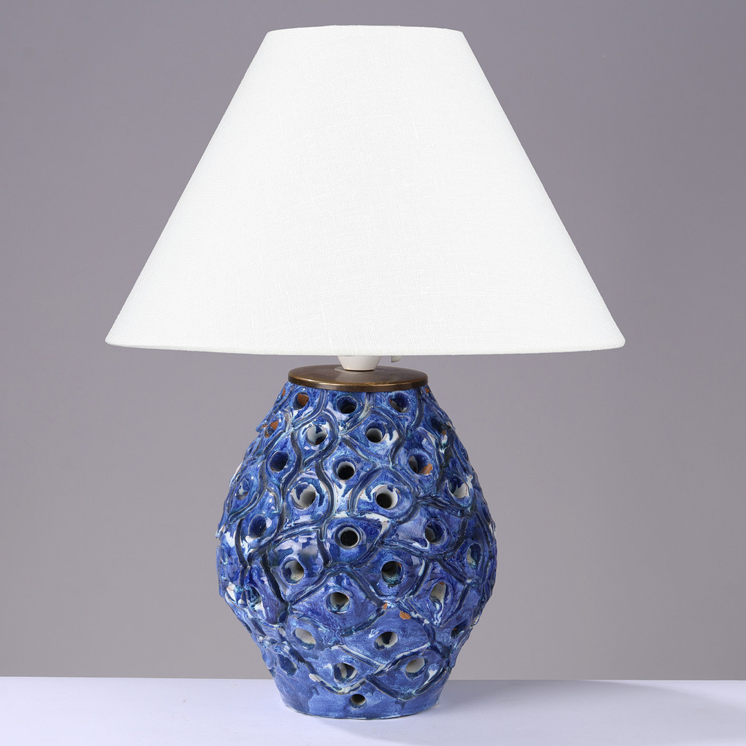 Perforeret bordlampe af lertøj glaseret i hvide og blå nuancer, antageligt dansk keramiker, 1900-tallets midte.