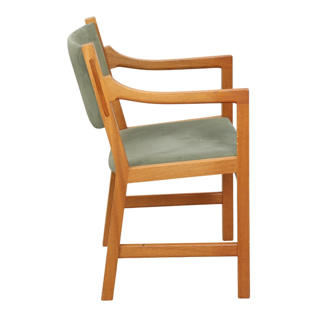 HANS J WEGNER. PP Møbler. Et sæt på seks armstole af massiv lys mahogni (6).