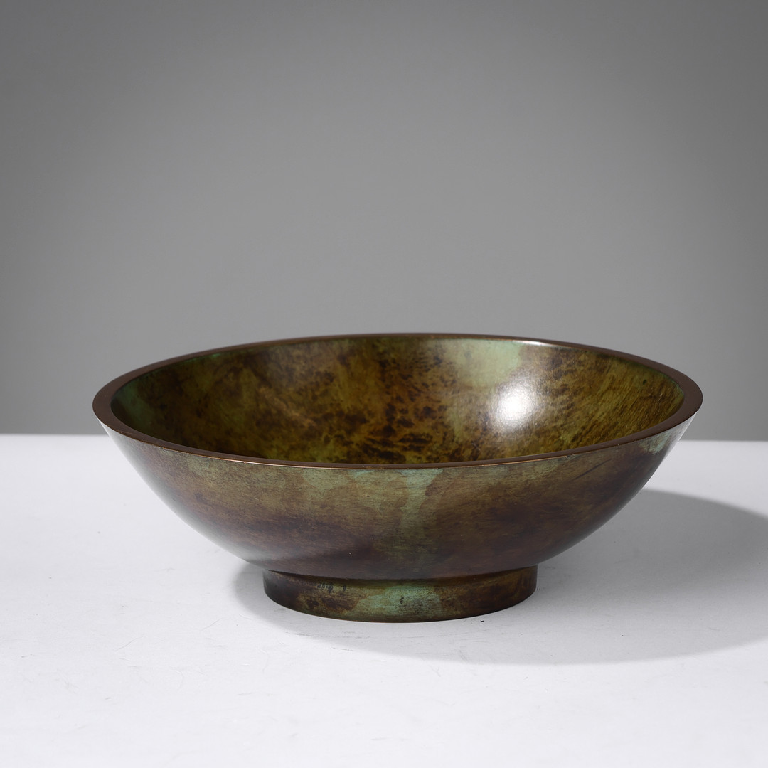 DANSK BRONZE: Tung skål af grønpatineret bronze med poleret kant, stemplet fra dansk bronzestøberi, 1930/40'erne.