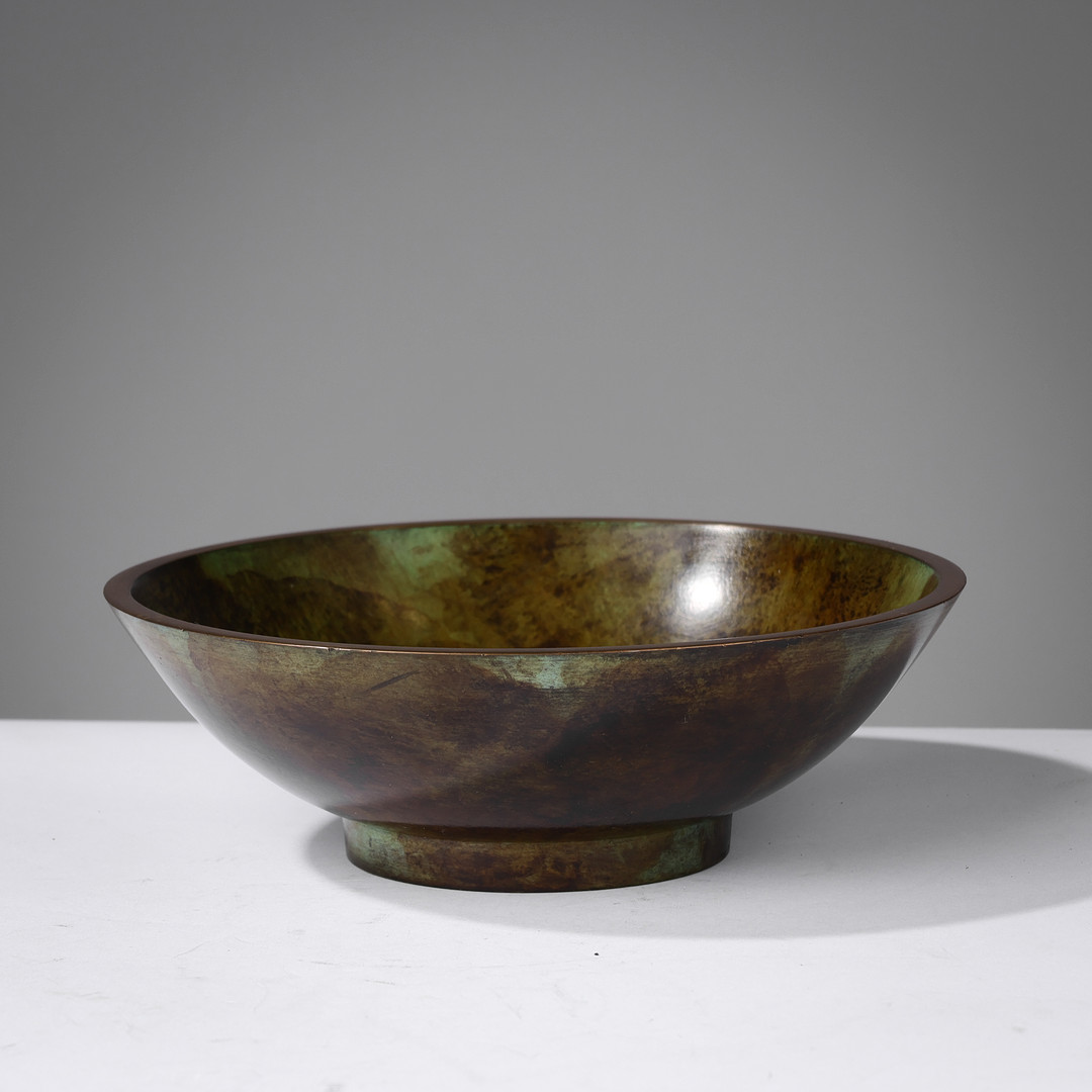 DANSK BRONZE: Tung skål af grønpatineret bronze med poleret kant, stemplet fra dansk bronzestøberi, 1930/40'erne.