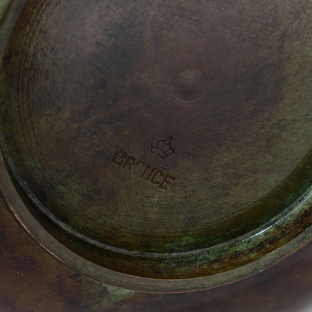 DANSK BRONZE: Tung skål af grønpatineret bronze med poleret kant, stemplet fra dansk bronzestøberi, 1930/40'erne.
