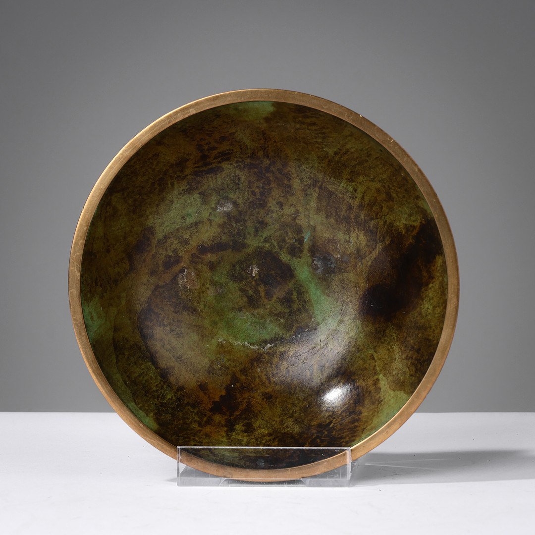 DANSK BRONZE: Tung skål af grønpatineret bronze med poleret kant, stemplet fra dansk bronzestøberi, 1930/40'erne.