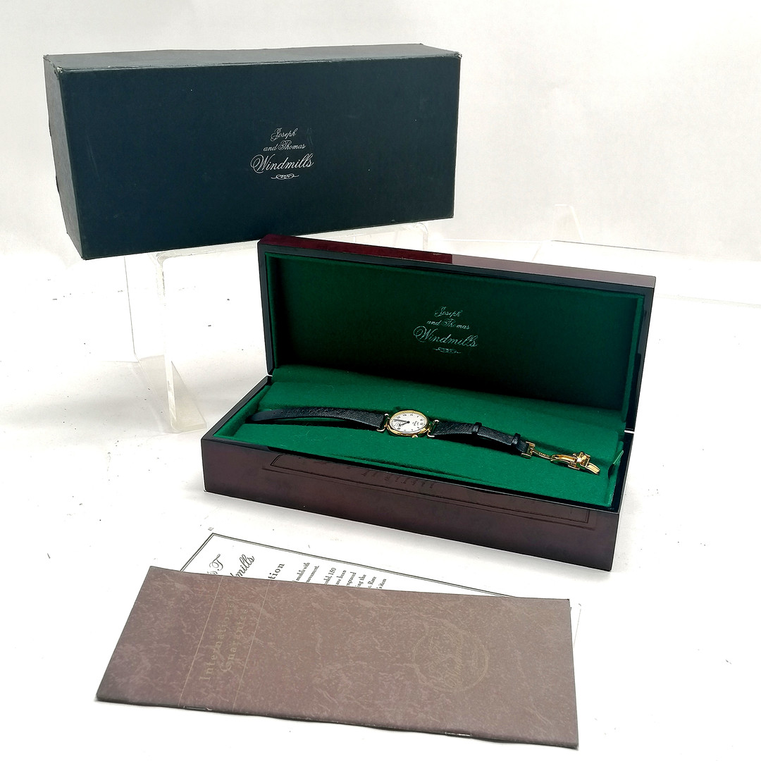 J & T WILLIAMS 18ct GOLD CASED MANUAL WIND WRISTWATCH.