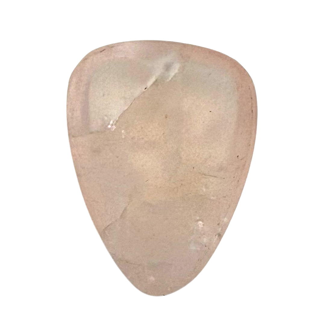 POLIERTER ROSENQUARZ-CABOCHON MIT NATÜRLICHEN EINSCHLÜSSEN UND MATT GESCHLIFFENER RÜCKSEITE.