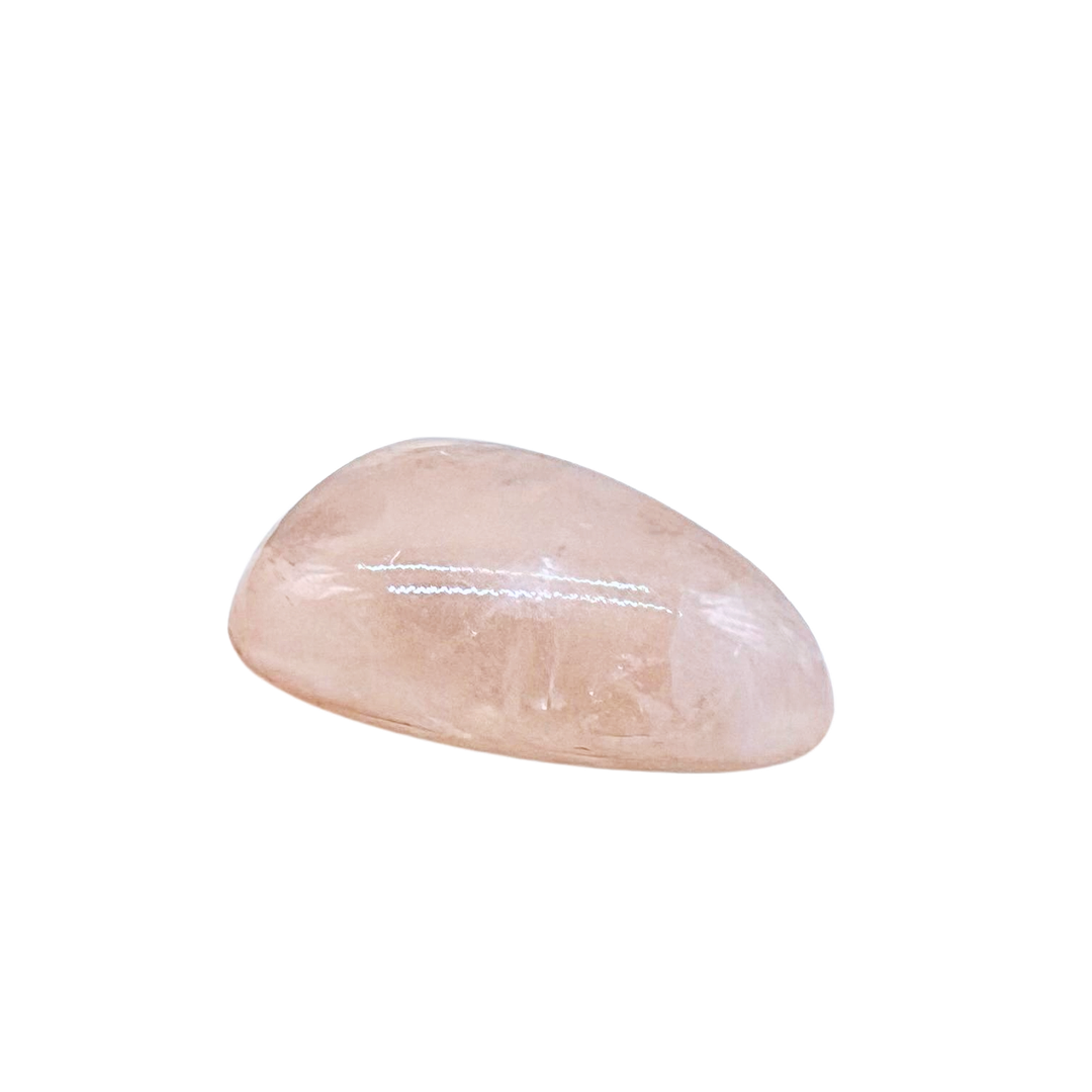 POLIERTER ROSENQUARZ-CABOCHON MIT NATÜRLICHEN EINSCHLÜSSEN UND MATT GESCHLIFFENER RÜCKSEITE.
