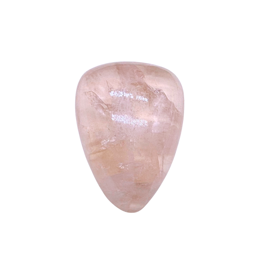 POLIERTER ROSENQUARZ-CABOCHON MIT NATÜRLICHEN EINSCHLÜSSEN UND MATT GESCHLIFFENER RÜCKSEITE.