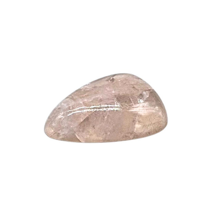POLIERTER ROSENQUARZ-CABOCHON MIT NATÜRLICHEN EINSCHLÜSSEN UND MATT GESCHLIFFENER RÜCKSEITE.
