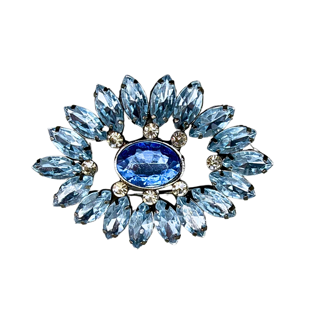 MODESCHMUCK-BROSCHE, BESETZT MIT BLAUEN ZIERSTEINEN.