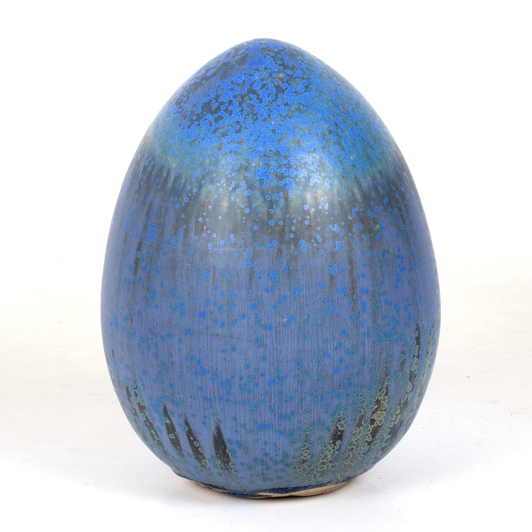 ANN-KATRIN & HELMUT WITT. Skulptur, glaserad keramik, ägg. Witt Keramikverkstad, Steninge.