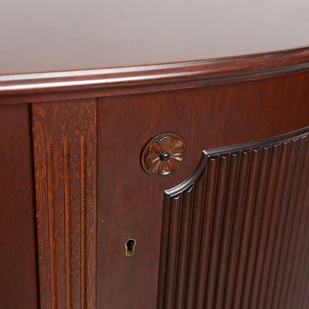 SIDEBOARD, gustaviansk stil, 1900-talets andra del.