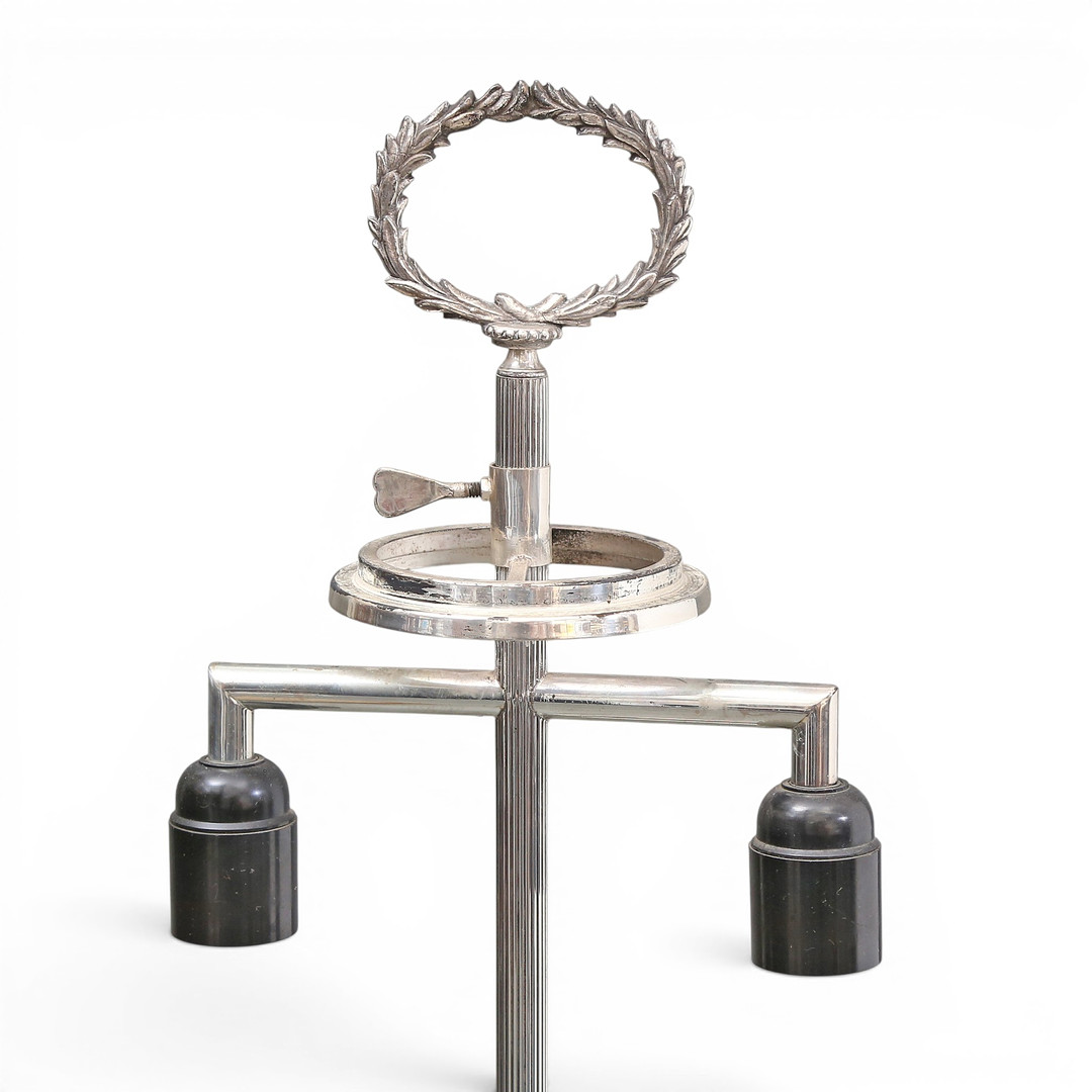 Valentí table lamp with floral decoration in silvery metal, 20th Century.