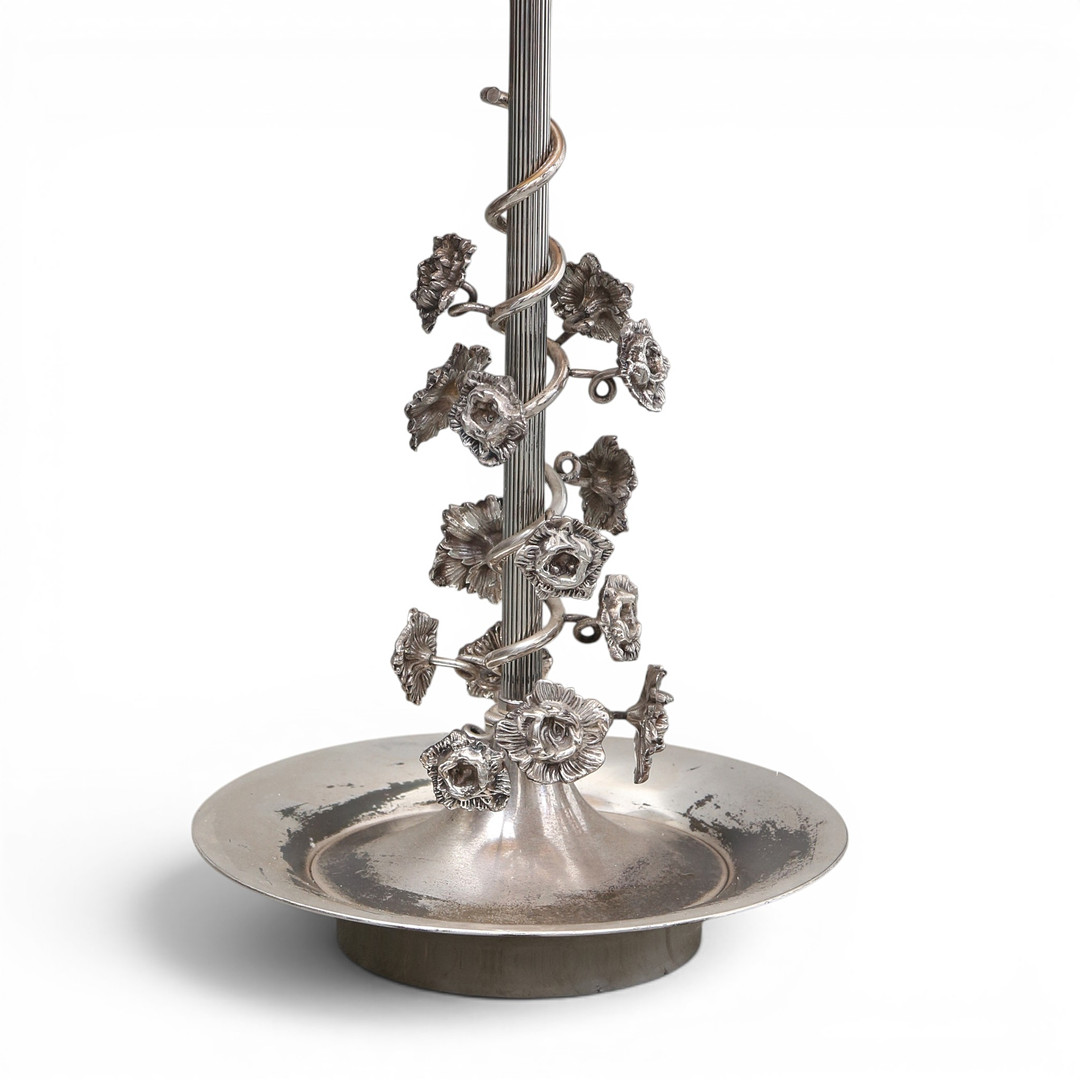 Valentí table lamp with floral decoration in silvery metal, 20th Century.
