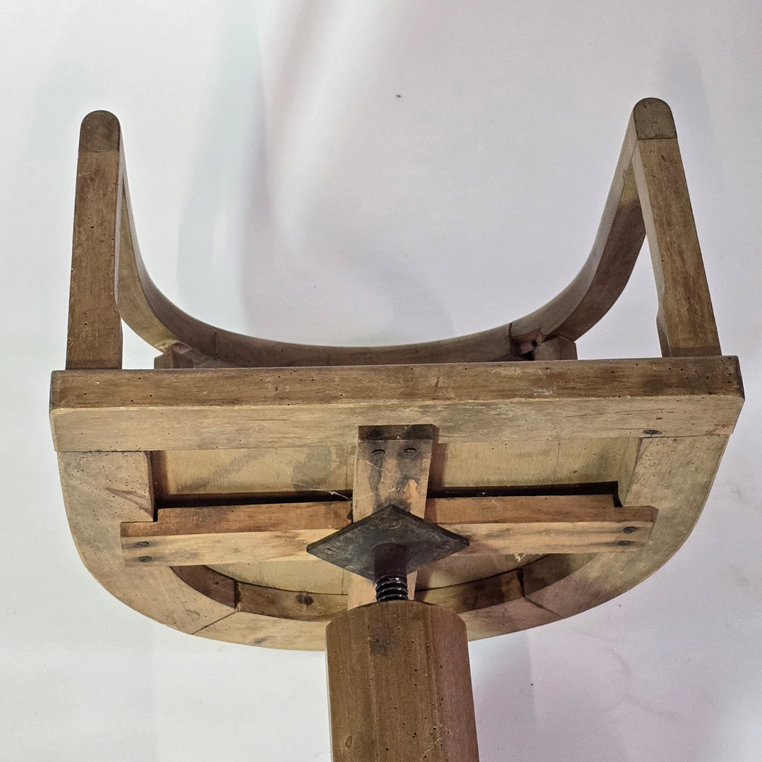 Kinderstuhl, Holz, drehbar.