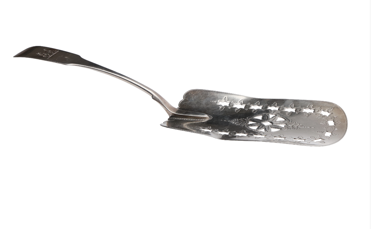 GEORGE III IRISH SILVER FIDDLE PATTERN FISH SLICE.
