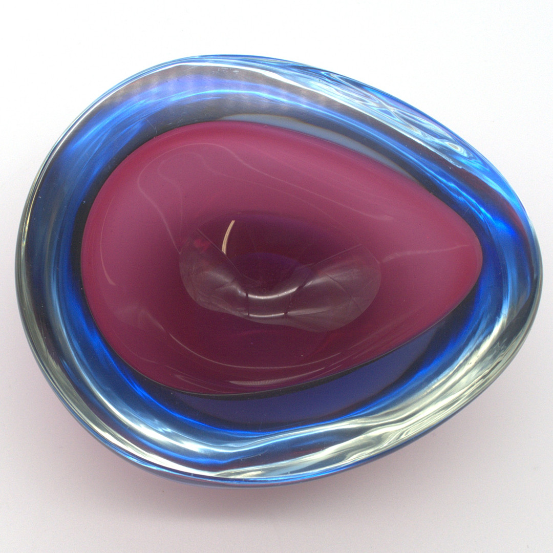 FLAVIO POLI. MURANO DESIGNERSCHALE, FÜR SEGUSO, STUDIOGLAS, SOMMERSO, ITALIEN, UM 1950.