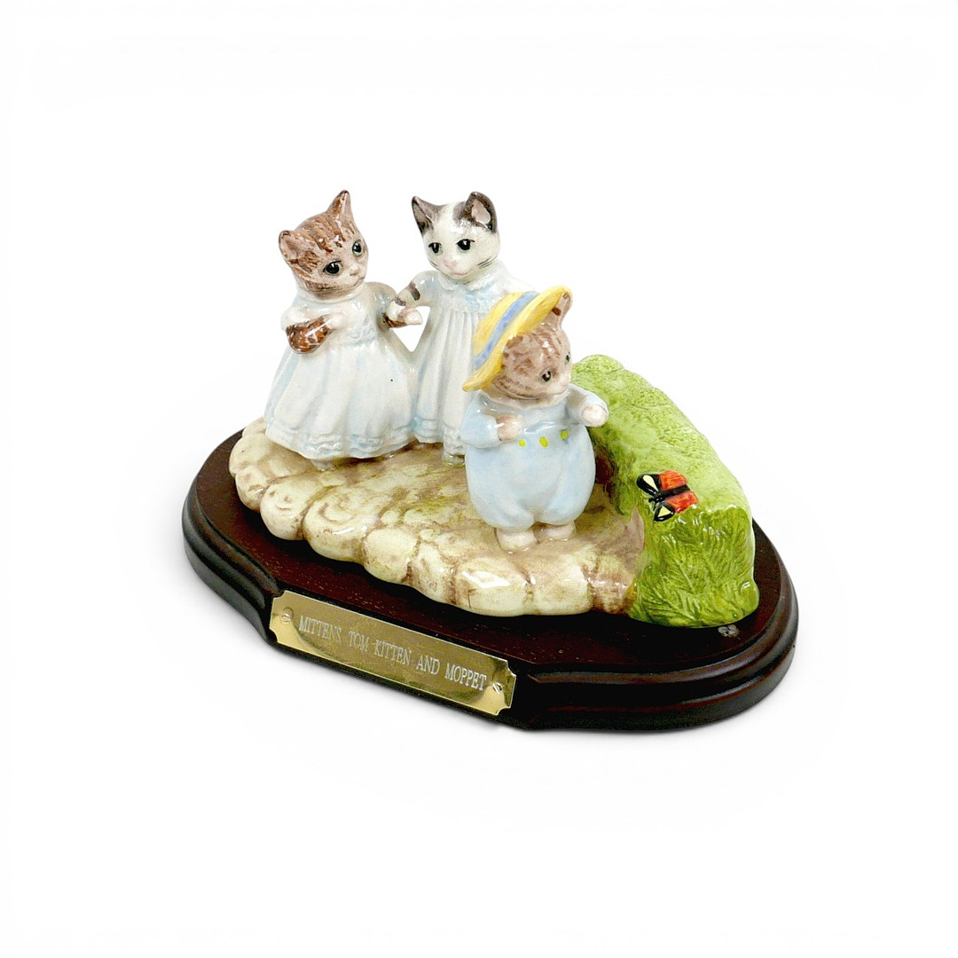 A BESWICK BEATRIX POTTER FIGURAL GROUP OF MITTENS, TOM KITTEN AND MOPPET.